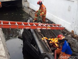 Mobil di Surabaya Nyemplung ke Selokan Karena Kelebihan Banting Setir