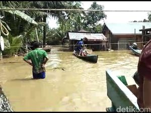 Akses Sulit, Korban Banjir di Solok Selatan Sumbar Kekurangan Makanan