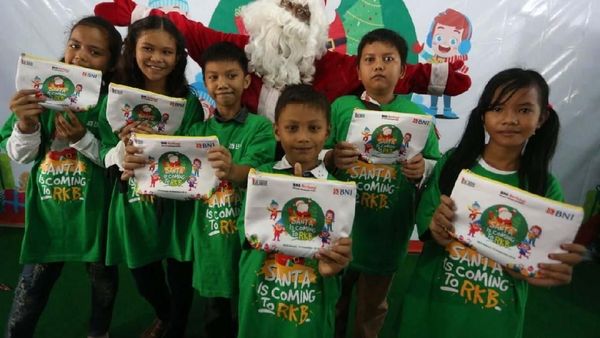 Aksi Santa Claus Bagikan Bingkisan
