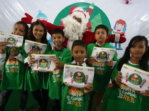 Aksi Santa Claus Bagikan Bingkisan Aksi Santa Claus Bagikan Bingkisan