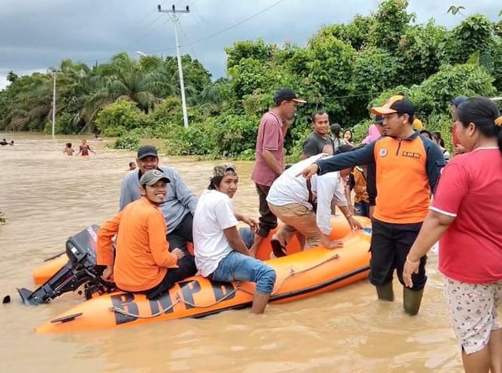 Jambi Dilanda Banjir, 200 Warga Mengungsi Jambi Dilanda Banjir, 200 Warga Mengungsi