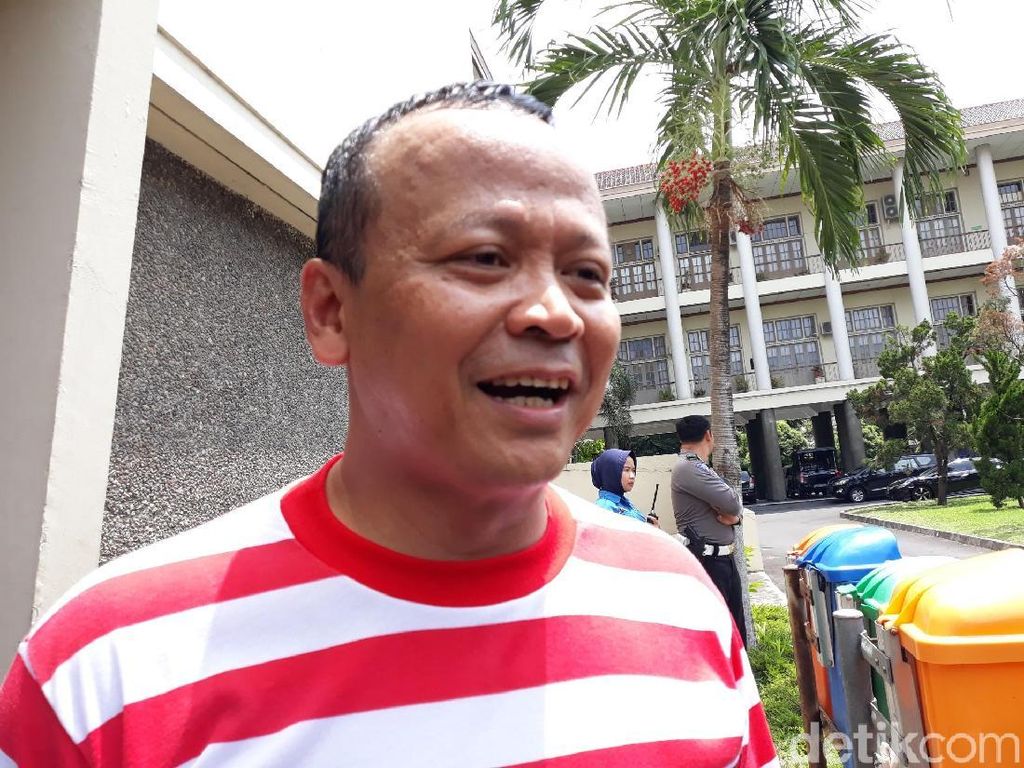 Edhy Prabowo Tak Mundur dari Rencana Ekspor Benih Lobster Edhy Prabowo Tak Mundur dari Rencana Ekspor Benih Lobster