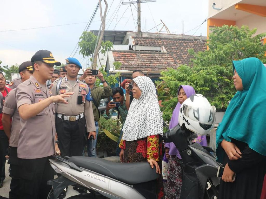 Dirikan Posko Pengungsian Banjir di Cerme, Gresik, Polisi Bagikan Peluit Dirikan Posko Pengungsian Banjir di Cerme, Gresik, Polisi Bagikan Peluit