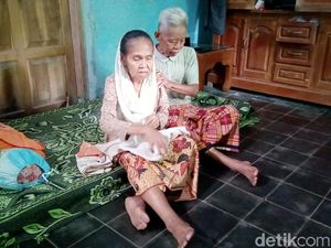 Mesra Banget Bikin Baper, Kakek-Nenek Naik Prameks Mau ke Mana Sih?