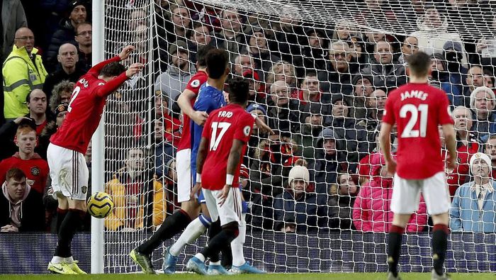 Gol bunuh diri Victor Lindelof membuat Manchester United sudah kebobolan 12 laga beruntun di liga (Foto: Martin Rickett/PA via AP) Gol bunuh diri Victor Lindelof membuat Manchester United sudah kebobolan 12 laga beruntun di liga (Foto: Martin Rickett/PA via AP)