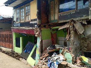 Kondisi Rumah Ambruk di Matraman Akibat Proyek Saluran Air