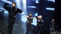 EXO Bikin Histeris di HUT Transmedia