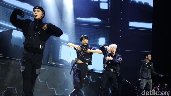 EXO Bikin Histeris di HUT Transmedia