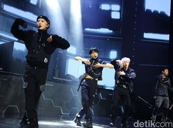 EXO Bikin Histeris di HUT Transmedia
