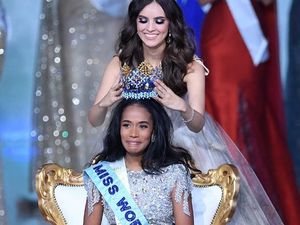 Potret Wajah Haru Toni-Ann Singh, Juara Miss World 2019 Potret Wajah Haru Toni-Ann Singh, Juara Miss World 2019