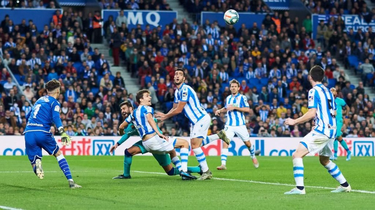 Gerard Pique mendapatkan ganjalan namun wasit tak menunjuk titik putih (Foto: Juan Manuel Serrano Arce/Getty Images)