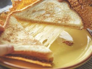 Awas Ngiler! 10 Kreasi Roti Panggang Keju yang Mulur Buat Sarapan
