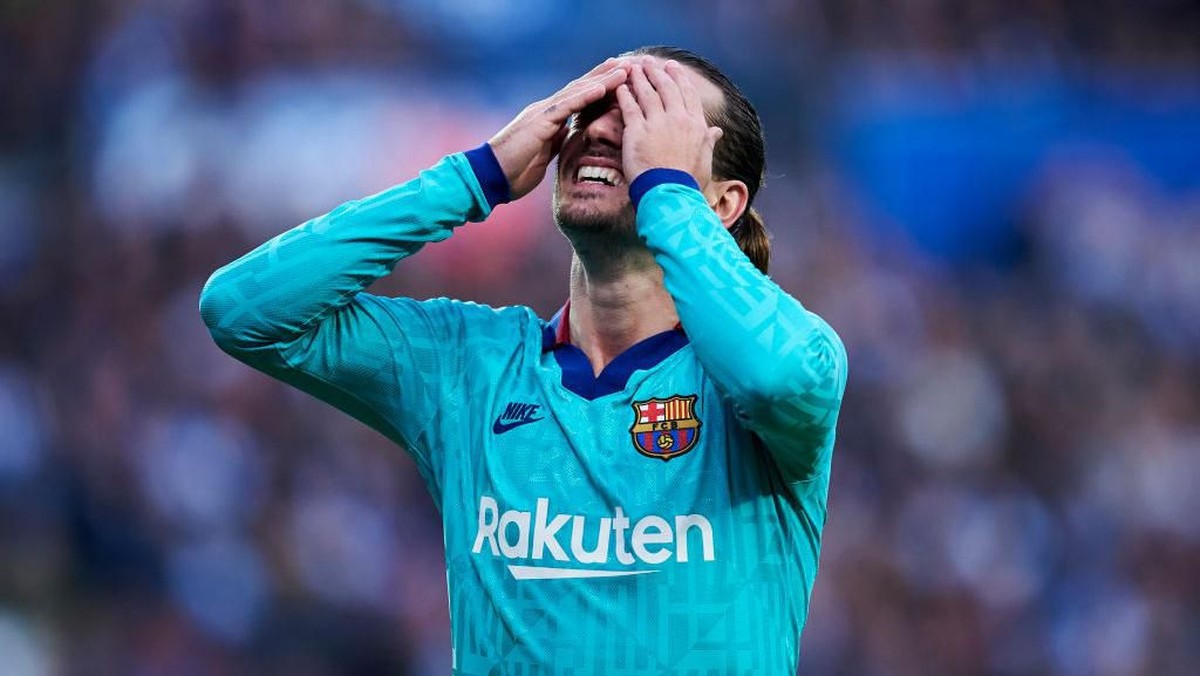 Griezmann kecewa dengan hasil imbang yang diraih Barcelona. Foto: Juan Manuel Serrano Arce/Getty Images