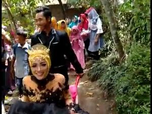 Unik Tapi Romantis, Pengantin di Magelang Ini Naik Gerobak Sorong!