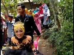 Unik Tapi Romantis, Pengantin di Magelang Ini Naik Gerobak Sorong!