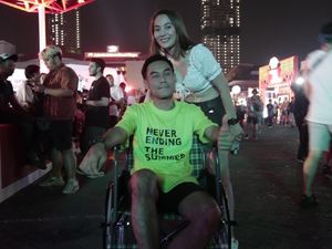 Dengan Kursi Roda, Pria Asal Thailand Rela ke Indonesia Demi DWP 2019 Dengan Kursi Roda, Pria Asal Thailand Rela ke Indonesia Demi DWP 2019