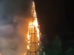 Diduga Korsleting, Replika Pohon Natal di Mal Sleman Terbakar