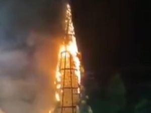 Diduga Korsleting, Replika Pohon Natal di Mal Sleman Terbakar Diduga Korsleting, Replika Pohon Natal di Mal Sleman Terbakar