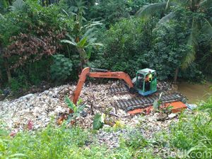 Singkirkan Tumpukan Sampah di Kalibaru, Pemkab Bogor Kerahkan 2 Ekskavator