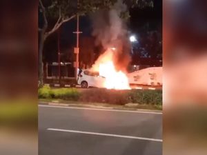 Video Mobil Terbakar di Kawasan Gelora Bung Karno