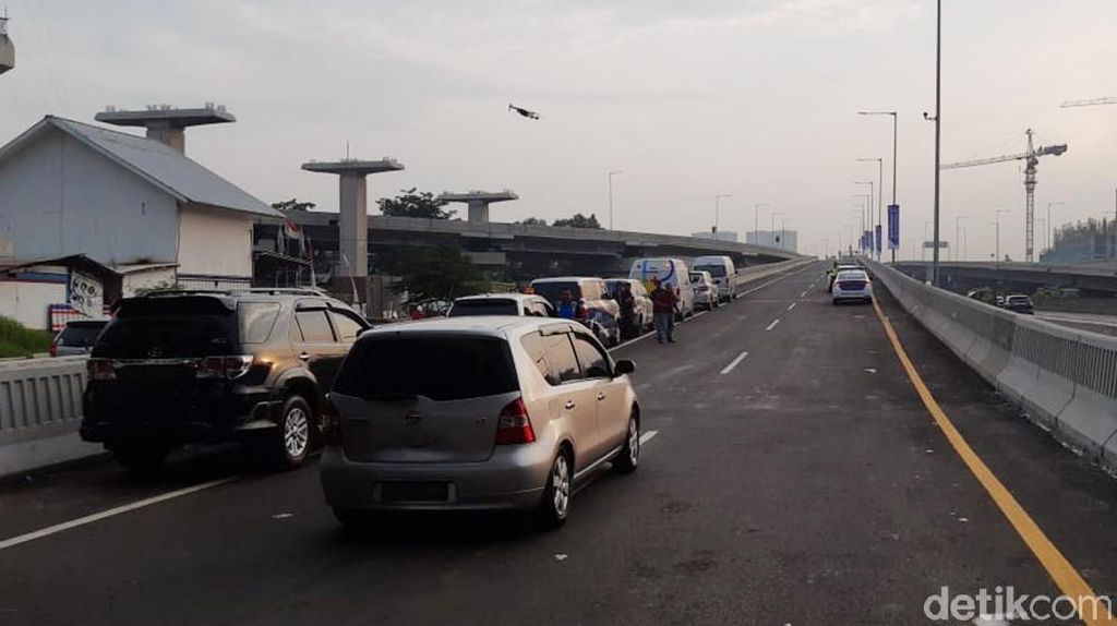 Wus... Mobil-mobil Mulai Melintas di Tol Layang Japek