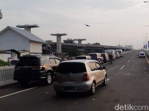 Wus... Mobil-mobil Mulai Melintas di Tol Layang Japek