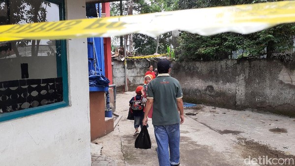 (Foto: Yudha Maulana) Seorang wanita di Cimahi tewas usai dibacok pria yang diduga pacarnya (Foto: Yudha Maulana) Seorang wanita di Cimahi tewas usai dibacok pria yang diduga pacarnya