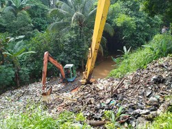 Pemkab Bogor Taksir Angkut 60 Ton Sampah di Kalibaru