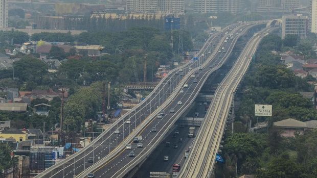 Sejumlah kendaraan melintasi Tol Layang (Elevated) Jakarta-Cikampek II di Bekasi, Jawa Barat, Minggu (15/12/2019). Tol Layang yang memiliki panjang 36,4 km dari Cikunir-Karawang Timur itu mulai dioperasikan tanpa tarif pada hari Minggu (15/12/2019) pukul 06.00 WIB hingga tahun baru 2020 untuk memberikan kesempatan kepada para pengguna pada libur Natal dan Tahun Baru. ANTARA FOTO/Fakhri Hermansyah/aww.