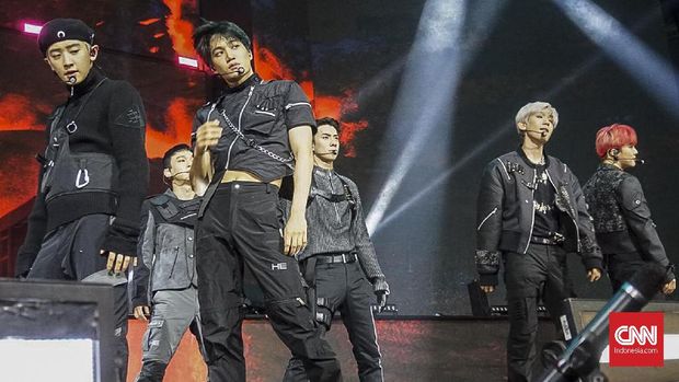 EXO tampil pada perayaan HUT 18 Transmedia. Cibubur, Minggu, 15 Desember 2019. CNN Indonesia/Christie Stefanie.