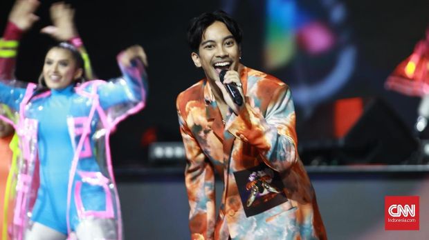 Aksi panggung Raisa dan Gamaliel di perayaan HUT Transmedia di Trans Studio Cibubur. Minggu (15/12/2019). CNN Indonesia/Andry Novelino