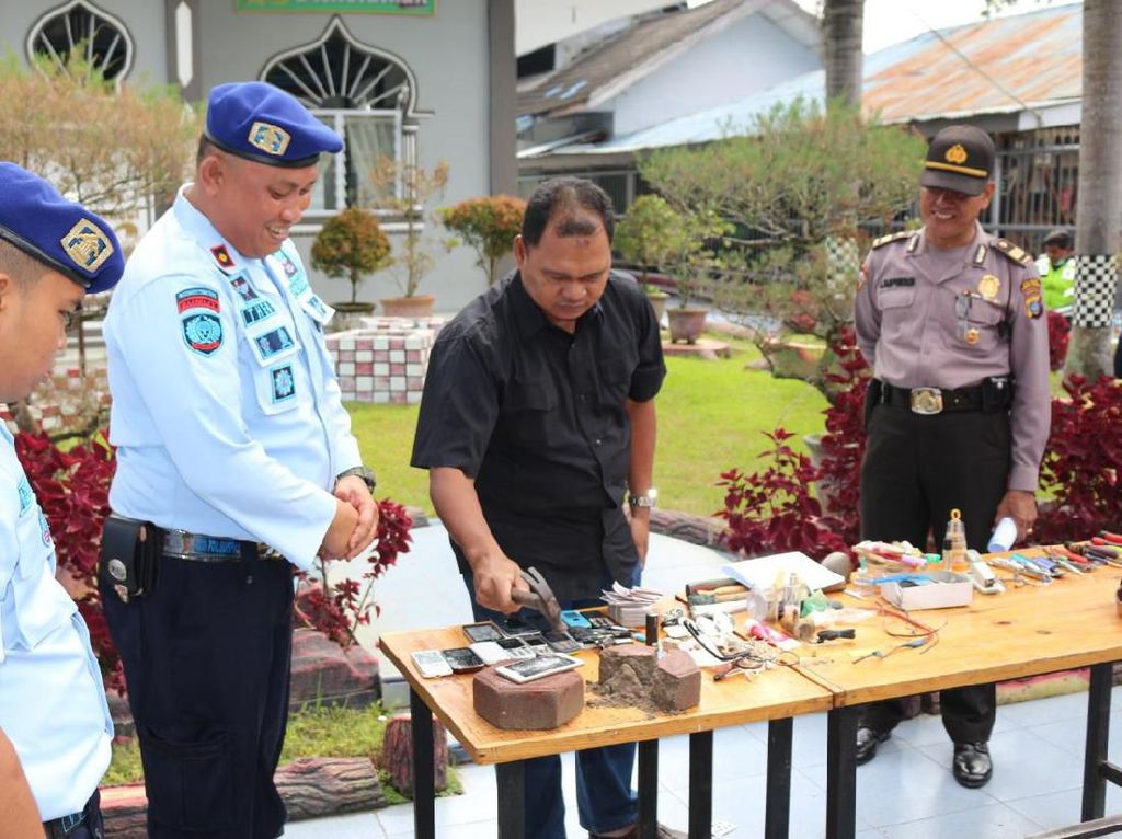 Razia Lapas Tebing Tinggi, Polisi Amankan HP Hingga Sajam Razia Lapas Tebing Tinggi, Polisi Amankan HP Hingga Sajam