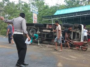 Mobil Rombongan Peziarah Terguling di Pacitan, 3 Penumpang Luka-luka
