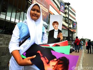 Pedagang Merchandise EXO Membludak di TSM Cibubur Pedagang Merchandise EXO Membludak di TSM Cibubur