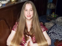 Wanita dengan Rambut Sekaki Tolak Puluhan Juta Rupiah untuk Potong Rambut