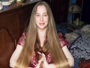 Wanita dengan Rambut Sekaki Tolak Puluhan Juta Rupiah untuk Potong Rambut Wanita dengan Rambut Sekaki Tolak Puluhan Juta Rupiah untuk Potong Rambut