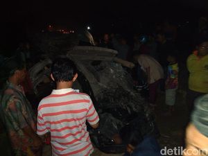 1 Keluarga Selamatkan Diri Sebelum Mobil yang Ditumpangi Tertabrak Kereta