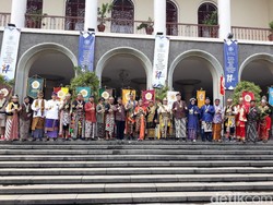 Nitilaku UGM, Mahfud MD Berbaju Adat Madura dan Ganjar Berkostum Wayang