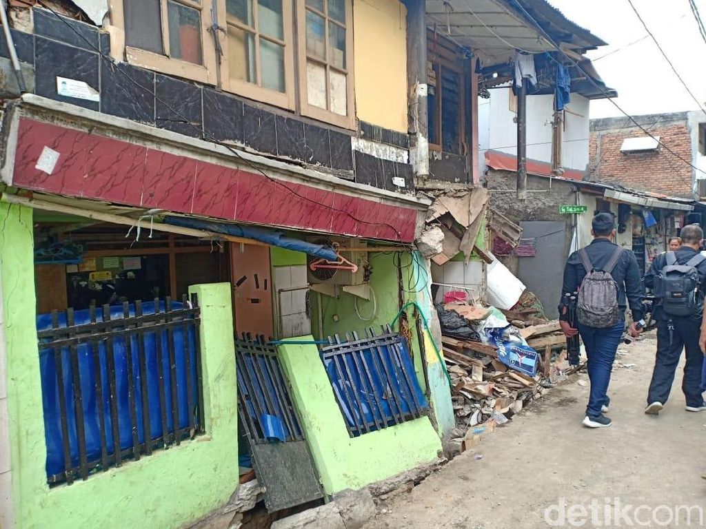 Dua Rumah di Matraman Jaktim Ambruk Diduga Gegara Proyek Saluran Air Dua Rumah di Matraman Jaktim Ambruk Diduga Gegara Proyek Saluran Air