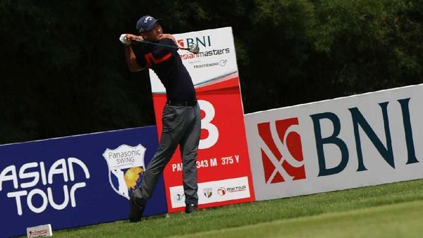Aksi Pegolf Berburu Juara di BNI Indonesian Masters 2019