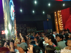 Antusiasme di HUT Transmedia TSM Bali, Penonton Setia Tunggu Aksi Idola Antusiasme di HUT Transmedia TSM Bali, Penonton Setia Tunggu Aksi Idola
