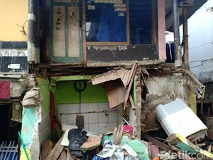 Rumah di Matraman Ambruk, Kontraktor Proyek Disanksi Perbaiki Kerusakan Rumah di Matraman Ambruk, Kontraktor Proyek Disanksi Perbaiki Kerusakan