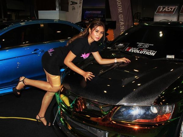 Senyum Manis Cewek Seksi di Pameran Modifikasi Malaysia