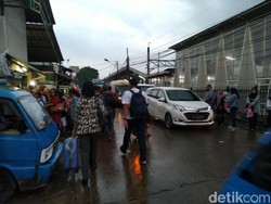 Pengguna KRL Keluhkan Tak Ada Trotoar di Stasiun Bojonggede Bogor