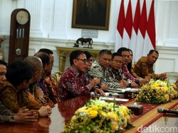 Jokowi juga meminta PSSI memastikan kesiapan penyelenggaraan Piala Dunia U-20 pada 2020. 