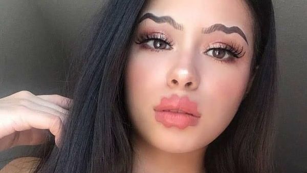 Foto: Penampakan Para Wanita dengan Bibir Keriting yang Lagi Tren