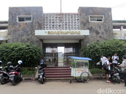 Pasang Surut Kejayaan Stadion Sangkuriang yang Kini Bak Arena Berhantu