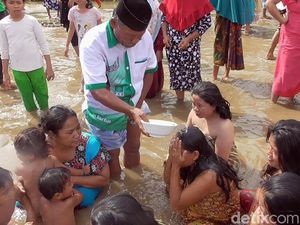 Potret Tradisi Mandi Bareng Warga Sulawesi Barat