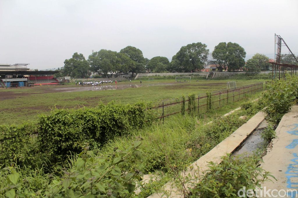 Stadion Sangkuriang di Kota Cimahi, Jawa Barat kian memprihatinkan. Bangunan yang pernah menjadi markas Persikab Bandung itu telantar dan rusak bak stadion berhantu.