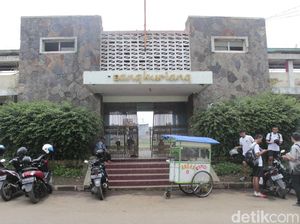 Stadion Sangkuriang yang Dibiarkan Mati Dalam Sunyi Stadion Sangkuriang yang Dibiarkan Mati Dalam Sunyi
